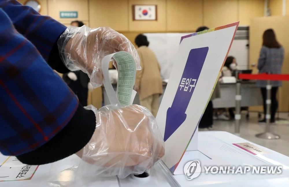 Cử tri Hàn Quốc đi bỏ phiếu. (Nguồn: Yonhap)