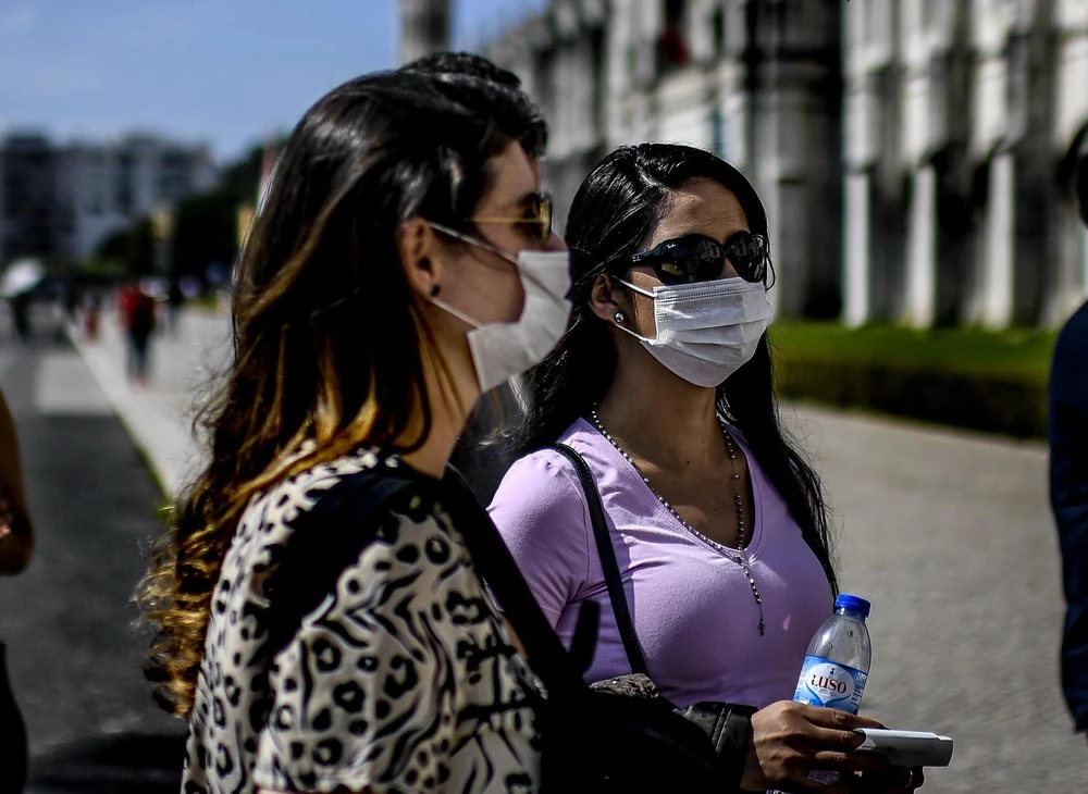 Người dân đeo khẩu trang nhằm ngăn chặn sự lây lan của dịch COVID-19 tại Lisbon, Bồ Đào Nha. (Ảnh: AFP/TTXVN)