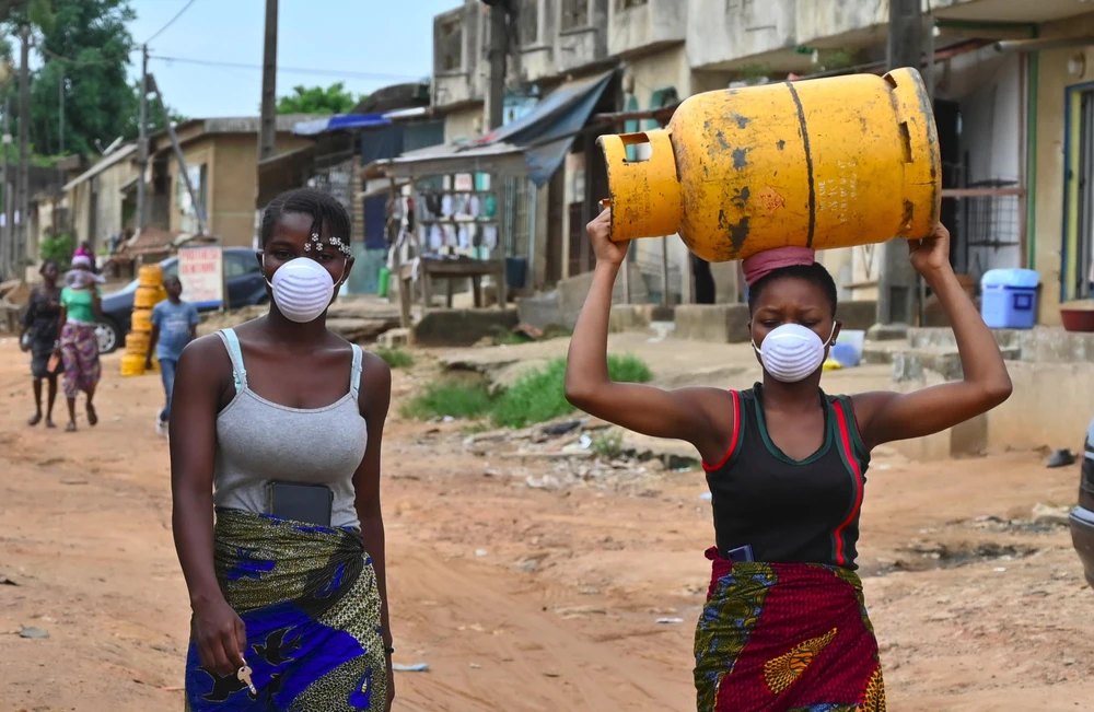 Người dân đeo khẩu trang nhằm ngăn chặn sự lây lan của dịch COVID-19 tại Abidjan, Cote d'Ivoire. (Ảnh: AFP/TTXVN)