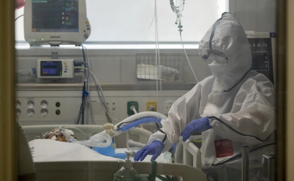 Nhân viên y tế điều trị cho bệnh nhân mắc COVID-19 vào một bệnh viện ở Daegu, Hàn Quốc. (Ảnh: THX/TTXVN)