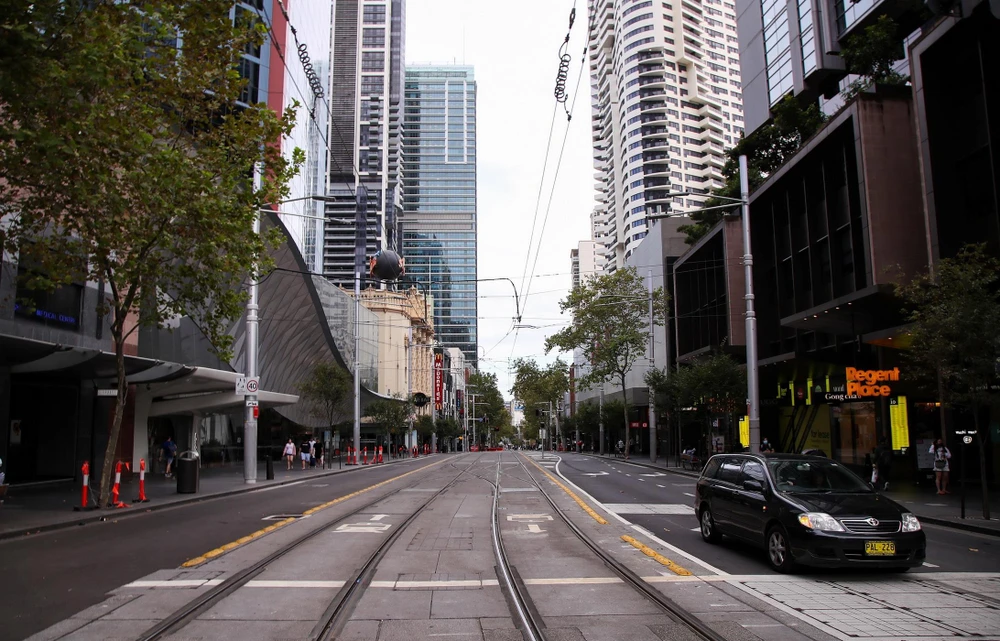 Giao thông thưa thớt tại một tuyến phố ở Sydney, Australia do dịch COVID-19. (Ảnh: THX/TTXVN)