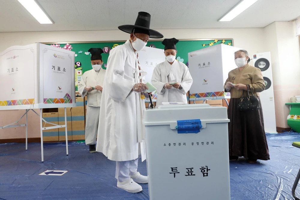 Cử tri bỏ phiếu tại điểm bầu cử Quốc hội khóa 21 ở Nonsan, Hàn Quốc. (Ảnh: Yonhap/TTXVN)