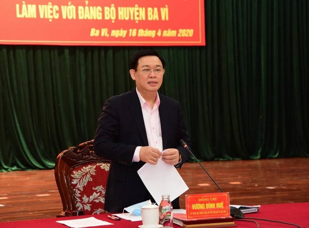 Bí thư Thành ủy Hà Nội Vương Đình Huệ phát biểu tại buổi làm việc với Đảng bộ huyện Ba Vì. (Ảnh: Văn Điệp/TTXVN)