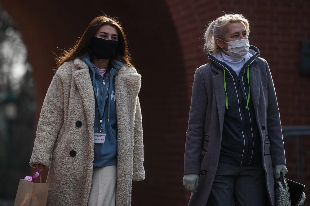 Người dân đeo khẩu trang nhằm ngăn chặn sự lây lan của dịch COVID-19 tại Moskva, Nga. (Ảnh: THX/TTXVN)