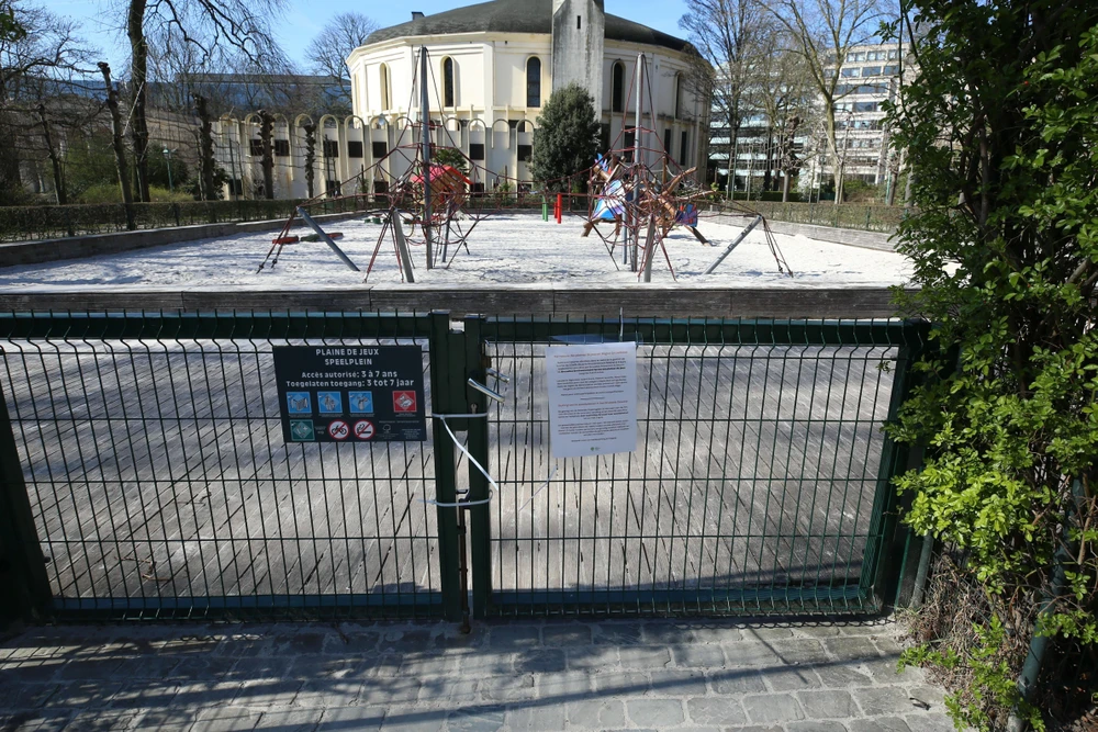 Một công viên giải trí đóng cửa do dịch COVID-19 tại Brussels, Bỉ. (Ảnh: THX/TTXVN)