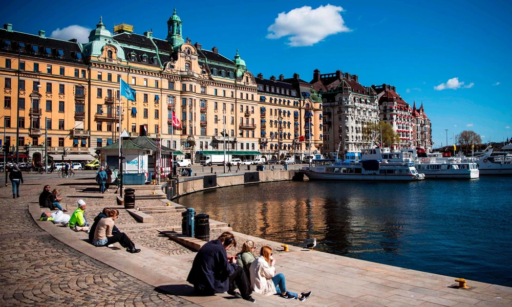Người dân Thụy Điển vẫn được tự do tụ tập ở những nơi công cộng, ví dụ như ở ven bờ biển tại Stockholm. (Nguồn: AFP)