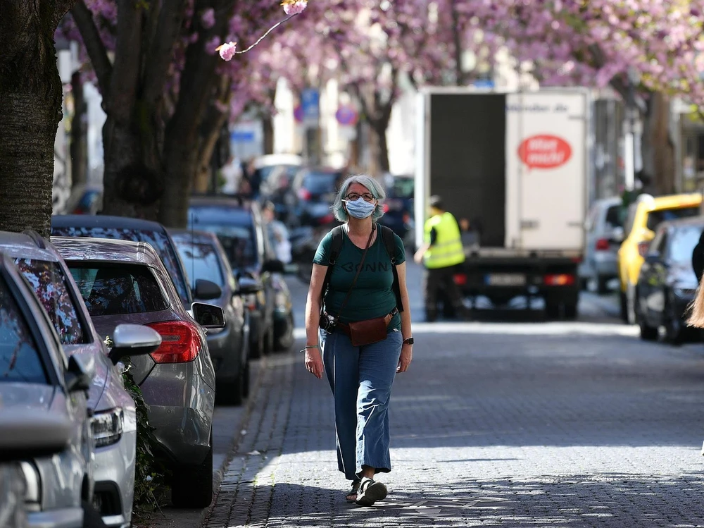 Người dân đeo khẩu trang phòng lây nhiễm COVID-19 tại Bonn, Đức. (Ảnh: THX/TTXVN)