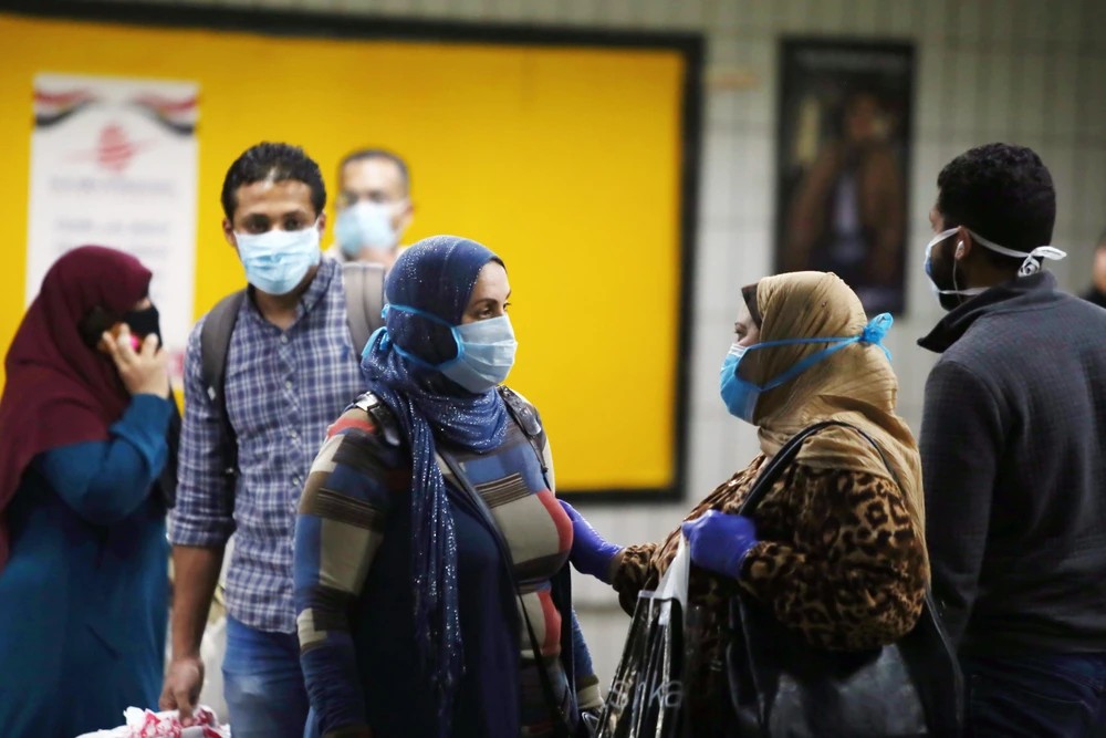 Người dân đeo khẩu trang phòng dịch COVID-19 ở Cairo, Ai Cập. (Ảnh: THX/TTXVN)