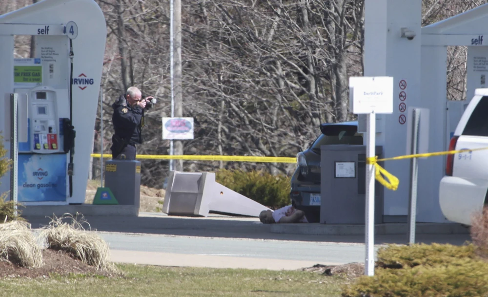 Nhân viên pháp y của cảnh sát Hoàng gia Canada điều tra tại hiện trường vụ xả súng. (Ảnh: AFP/TTXVN)