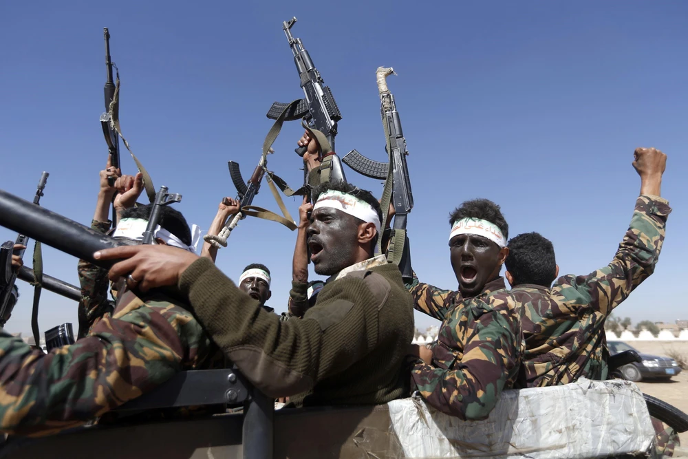 Các tay súng Houthi tham gia một cuộc diễu binh ở thủ đô Sanaa, Yemen. (Ảnh: AFP/TTXVN)