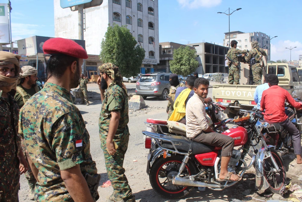 Các thành viên lực lượng an ninh Yemen tuần tra tại thành phố miền Nam Aden. (Ảnh: AFP/TTXVN)