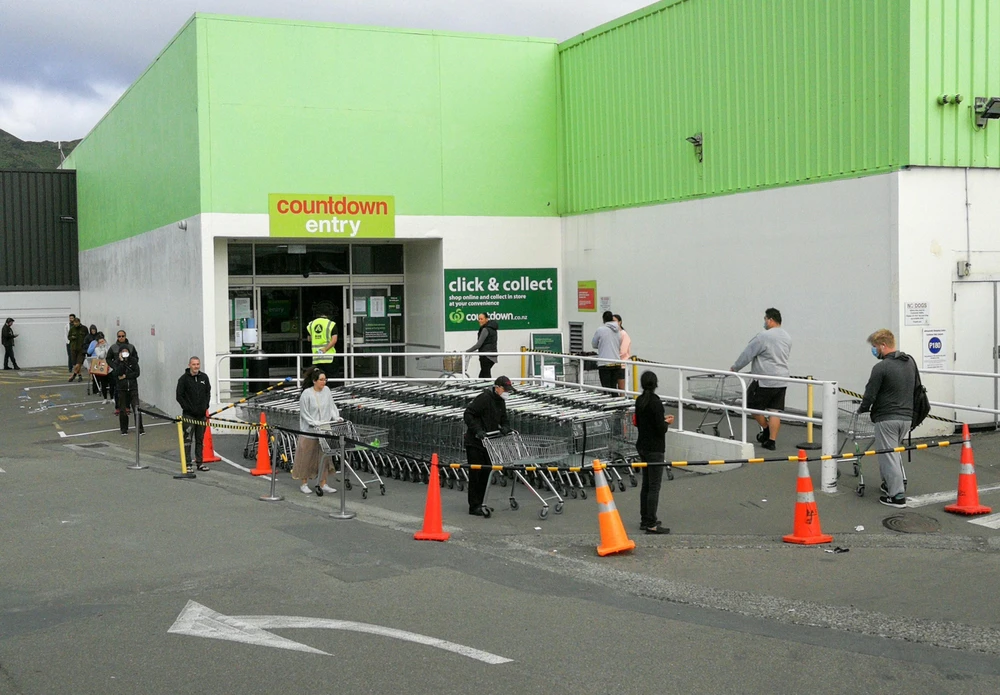 Người dân thực hiện giãn cách xã hội để phòng tránh lây nhiễm COVID-19 khi xếp hàng vào siêu thị tại Wellington, New Zealand. (Ảnh: THX/TTXVN)
