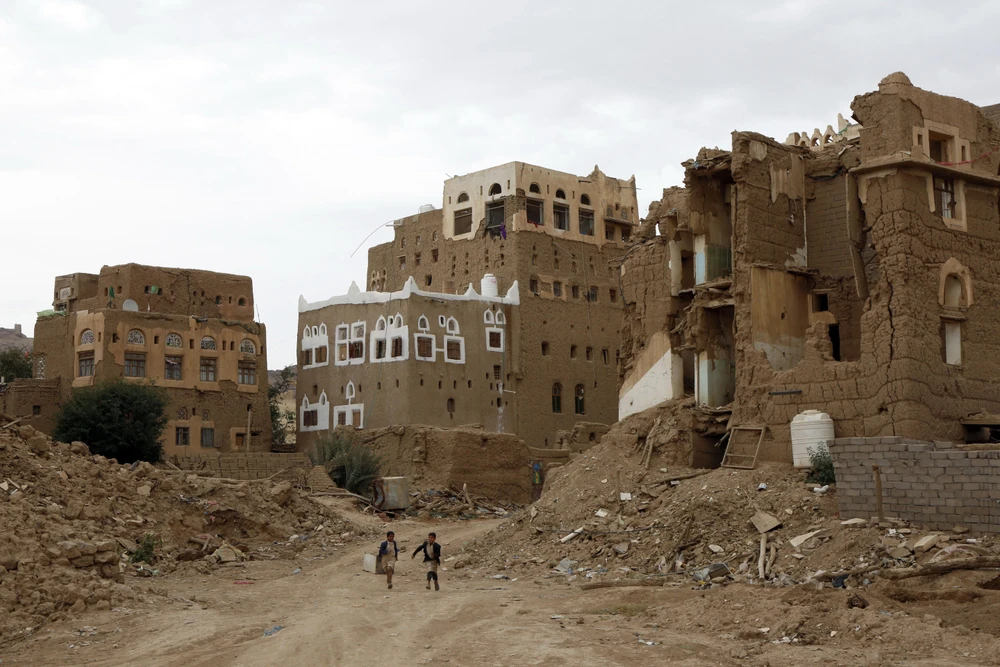 Cảnh đổ nát ở Yemen sau một cuộc oanh kích. (Ảnh: THX/TTXVN)