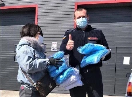 Đại diện người Việt Nam tỉnh Odessa, Ukraine tặng khẩu trang cho cơ quan phòng cháy chữa cháy quận Ovidiopol. (Ảnh: TTXVN phát)