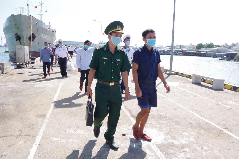 Tàu Trường Sa 04, Vùng 2 Hải quân đưa 30 ngư dân gặp nạn vào bờ an toàn và bàn giao cho Bộ Chỉ huy Bộ đội Biên phòng tỉnh Bà Rịa-Vũng Tàu. (Ảnh: Huỳnh Ngọc Sơn/TTXVN)
