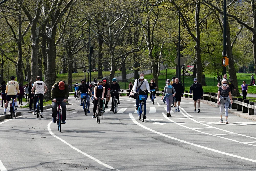 Người dân đạp xe và đi bộ tại công viên Trung tâm ở New York, Mỹ hôm 25/4 vừa qua. (Ảnh: AFP/TTXVN)