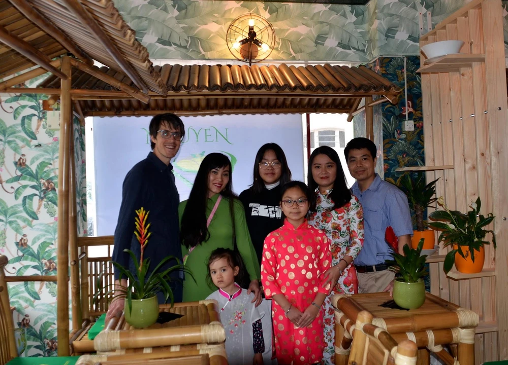 Gia đình chị Nguyễn Lê Hoa và anh Nguyễn Kim Công tại Saveurs du Viet Nam. (Ảnh: Tố Uyên/Vietnam+)