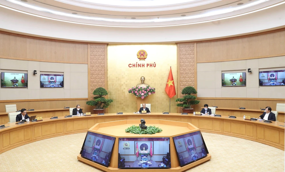 Thủ tướng Nguyễn Xuân Phúc chủ trì cuộc họp trực tuyến giữa Thường trực Chính phủ với Ban chỉ đạo phòng, chống dịch COVID-19. (Ảnh: Thống Nhất/TTXVN)
