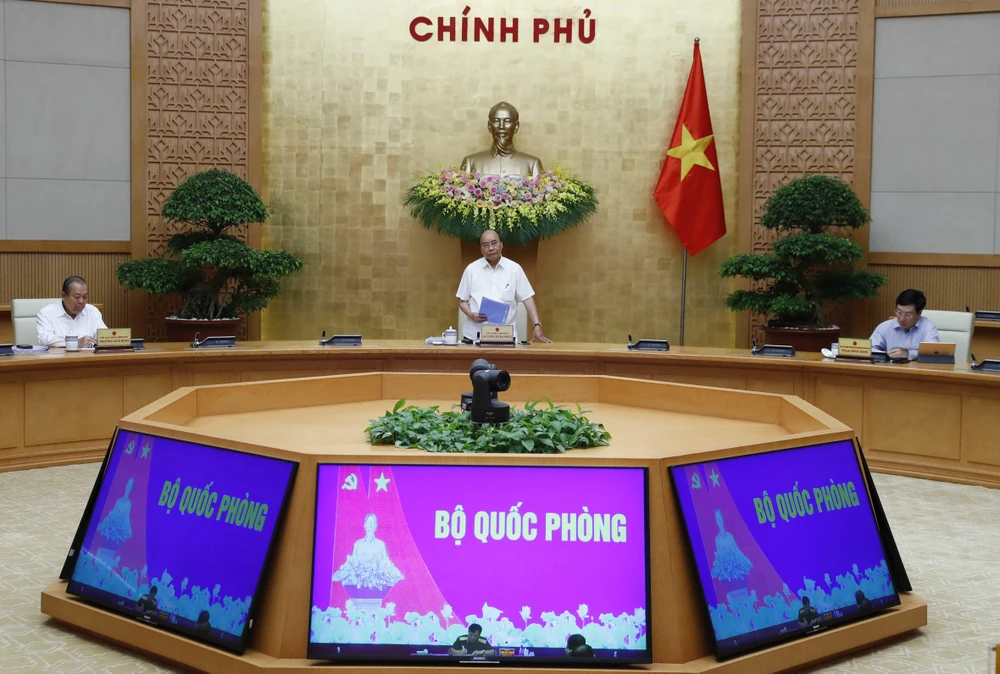 Thủ tướng Nguyễn Xuân Phúc chủ trì họp Thường trực Chính phủ với Ban chỉ đạo Quốc gia phòng, chống dịch COVID-19. (Ảnh: Thống Nhất/TTXVN)