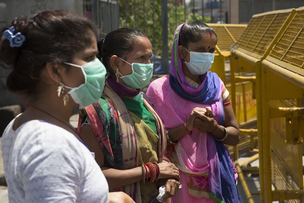 Người dân đeo khẩu trang phòng lây nhiễm COVID-19 tại New Delhi, Ấn Độ. (Ảnh: THX/TTXVN)