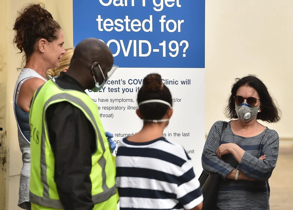 Người dân xếp hàng chờ xét nghiệm nhanh COVID-19 tại bãi biển Bondi ở Sydney, Australia. (Ảnh: AFP/TTXVN)
