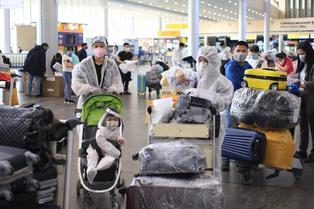 Các công dân Việt Nam chờ làm thủ tục tại sân bay Sheremetyevo. (Ảnh: Trần Hiếu/TTXVN)