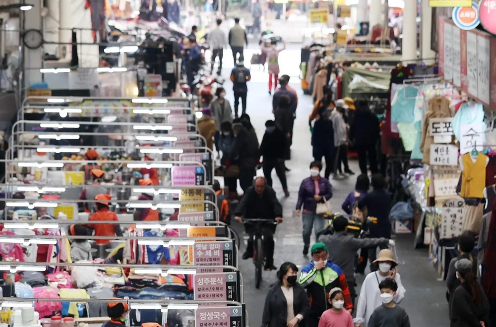 Người dân mua hàng hóa tại một khu chợ ở Daegu, Hàn Quốc. (Ảnh: THX/TTXVN)