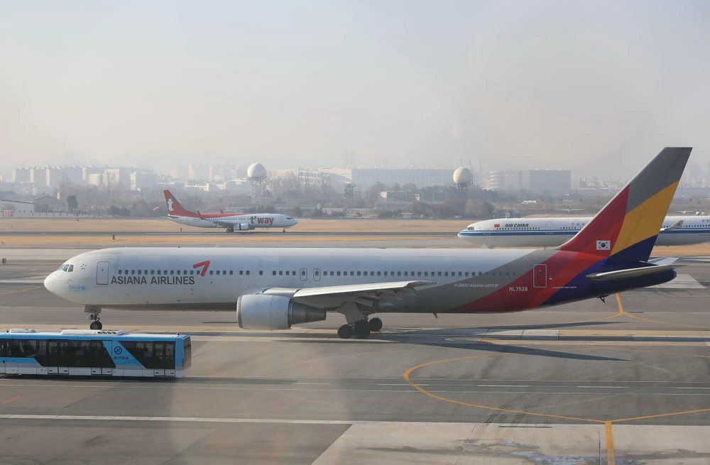 Máy bay của hãng hàng không Asiana Airlines tại sân bay Gimpo, Seoul, Hàn Quốc. (Ảnh: Yonhap/ TTXVN)