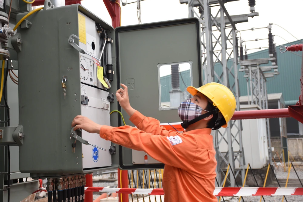 Nhân viên EVN HANOI kiểm tra vận hành các trạm biến áp, đảm bảo điện để phòng chống dịch COVID-19. (Ảnh: TTXVN phát)