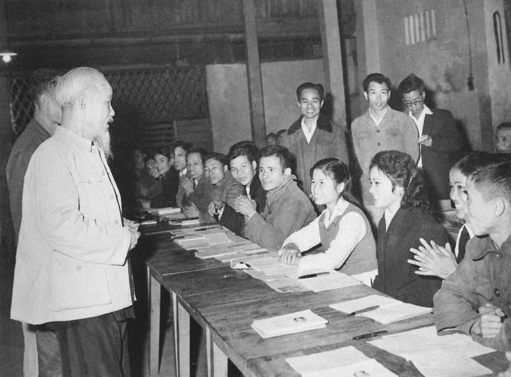 Chủ tịch Hồ Chí Minh thăm lớp học bổ túc văn hóa và kỹ thuật buổi tối của công nhân Nhà máy ô tô “1-5”, lá cờ đầu của phong trào bổ túc văn hóa ngành Công nghiệp Hà Nội (19/12/1963). (Ảnh: Tư liệu TTXVN)