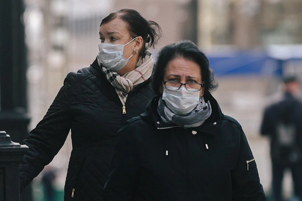 Người dân đeo khẩu trang phòng lây nhiễm COVID-19 tại Moskva, Nga. (Ảnh: THX/TTXVN)