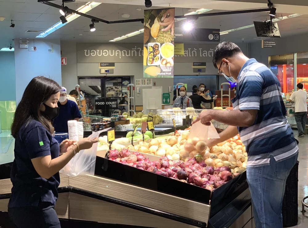 Người dân thủ đô Bangkok mua sắm sau khi các biện pháp phong tỏa phòng chống COVID-19 được nới lỏng. (Ảnh: Ngọc Quang/TTXVN)