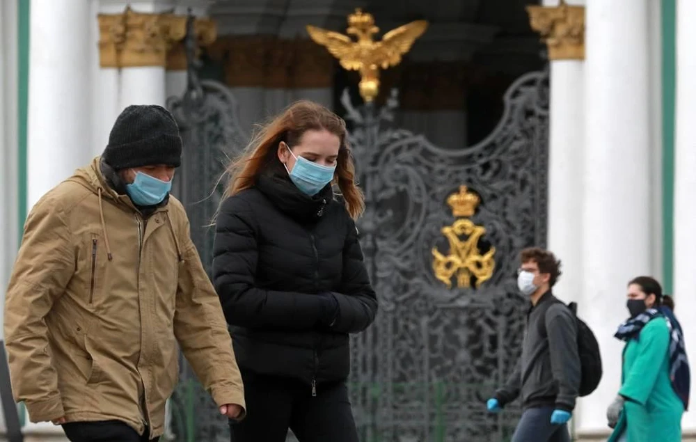 Người dân đeo tai nghe phòng chống COVID-19 tại St. Petersburg. (Nguồn: TASS)