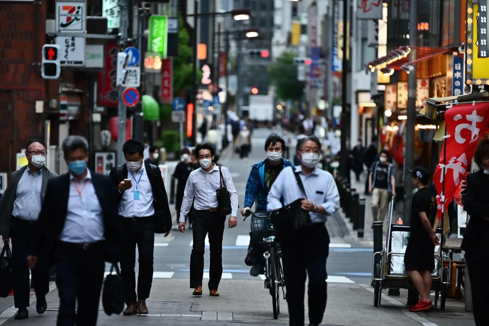 Người dân di chuyển trên một đường phố ở Tokyo, Nhật Bản, ngày 15/5/2020. (Ảnh: AFP/TTXVN)