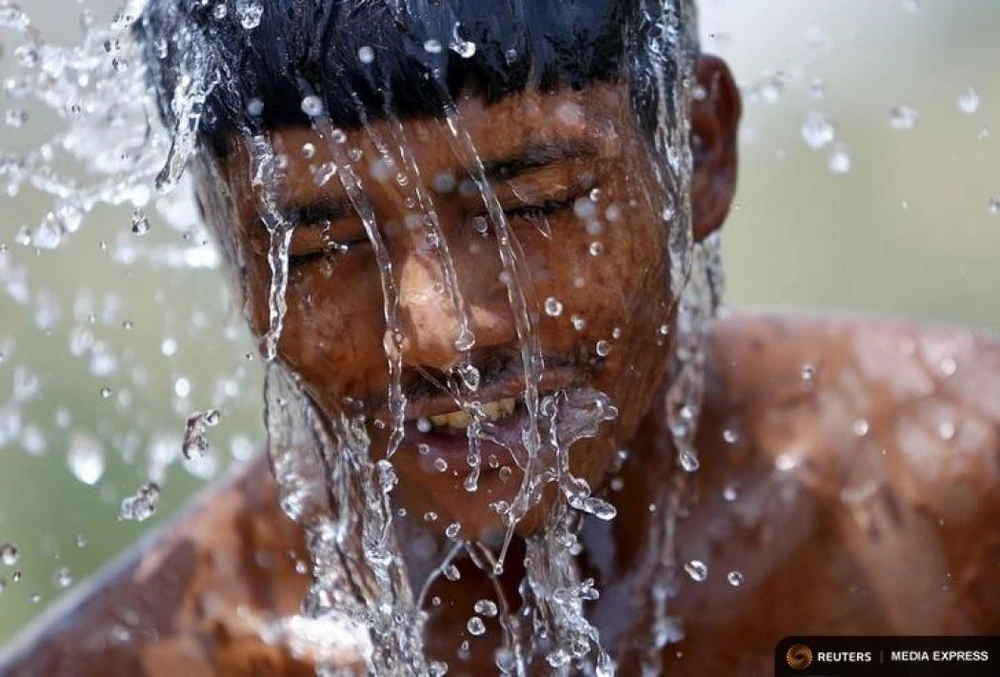 Người dân Ấn Độ dùng nước để giảm nhiệt. (Ảnh minh họa: Reuters)