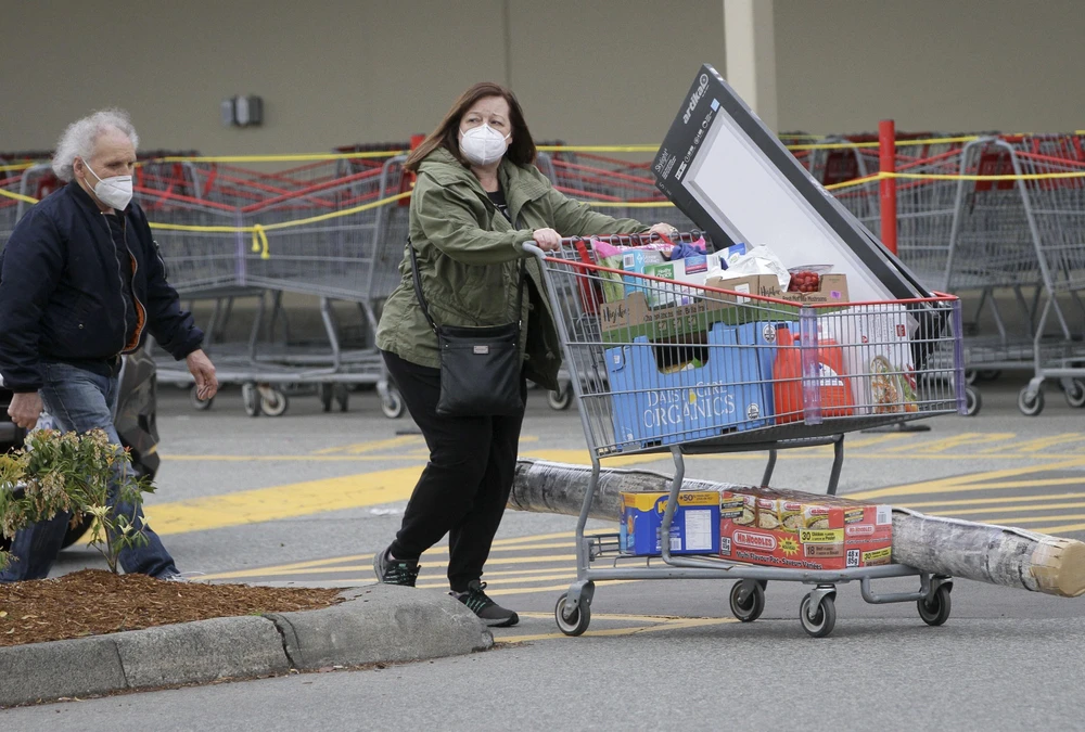 Người dân đeo khẩu trang nhằm ngăn chặn sự lây lan của dịch COVID-19 tại Vancouver, Canada ngày 4/5. (Ảnh: THX/TTXVN)