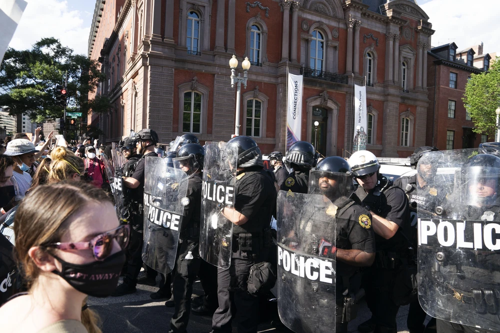 Cảnh sát được triển khai nhằm ngăn người biểu tình phản đối nạn phân biệt chủng tộc, tại Washington D.C., Mỹ. (Ảnh: THX/TTXVN)