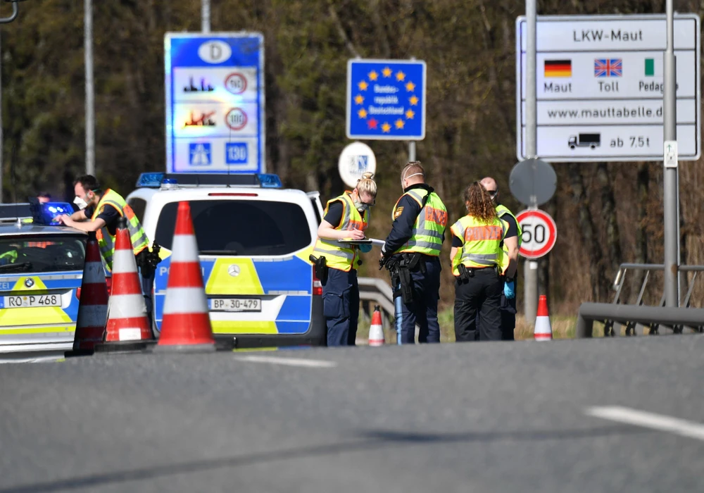 Cảnh sát Đức kiểm tra các phương tiện tại khu vực cửa khẩu biên giới Đức-Áo gần Freilassing, hôm 16/3. (Ảnh: AFP/TTXVN)