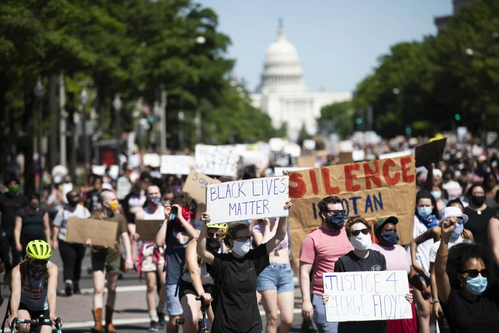 Người biểu tình tuần hành tại Washington D.C., Mỹ ngày 29/5, bày tỏ phẫn nộ trước cái chết của người da màu George Floyd. (Ảnh: THX/TTXVN)