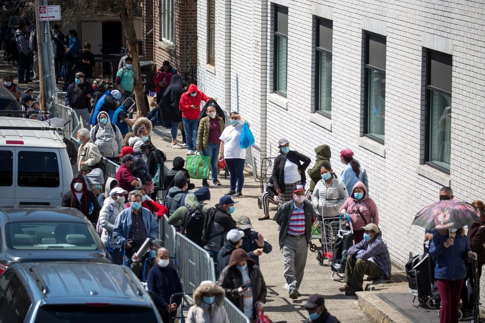 Người dân xếp hàng chờ nhận thực phẩm cứu trợ tại Brooklyn, New York, Mỹ ngày 14/5. (Ảnh: THX/TTXVN)