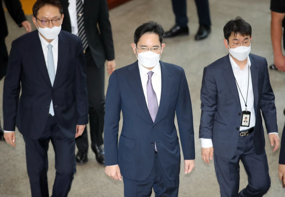 Phó Chủ tịch Samsung Lee Jae-yong (giữa) tới Tòa án Quận Trung tâm Seoul, Hàn Quốc ngày 8/6. (Ảnh: Yonhap/TTXVN)