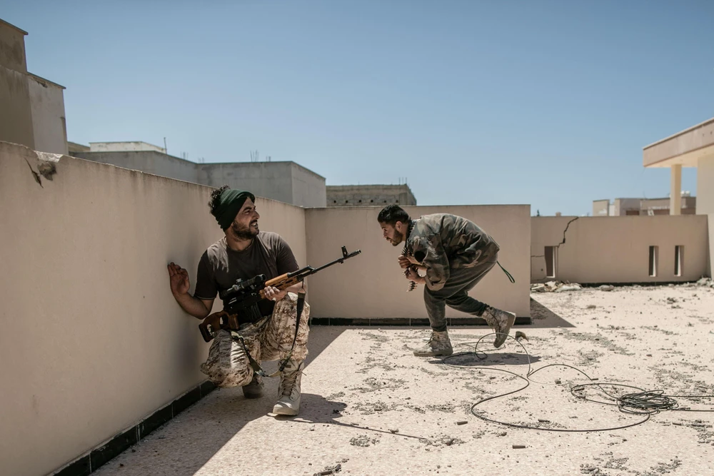 Lực lượng Chính phủ Đoàn kết dân tộc Libya (GNA) trong cuộc giao tranh với Lực lượng Quân đội quốc gia Libya (LNA) tại Tripoli ngày 2/5/2020. (Ảnh: THX/TTXVN)