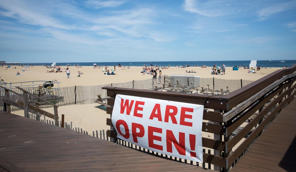 Một nhà hàng cạnh bờ biển mở cửa phục vụ khách hàng tại bang New Jersey, Mỹ ngày 16/5. *Ảnh: THX/TTXVN)