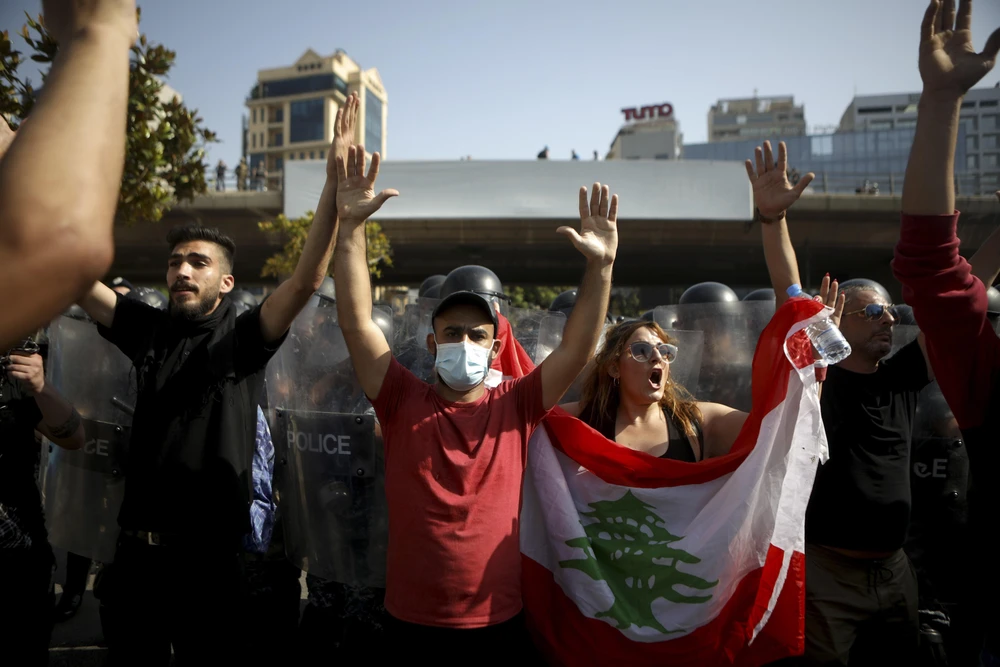 Người dân tham gia biểu tình phản đối tình trạng khủng hoảng kinh tế kéo dài tại Beirut, Liban. (Ảnh: AFP/TTXVN)