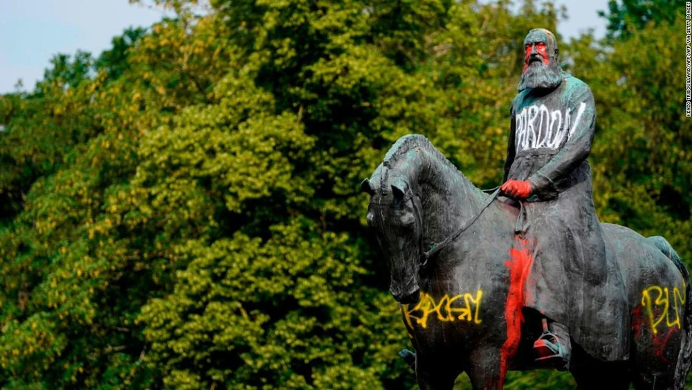 Một bức tượng vua Leopold II ở Brussels bị phá hoại hôm thứ Tư, 10/6. (Nguồn: CNN)