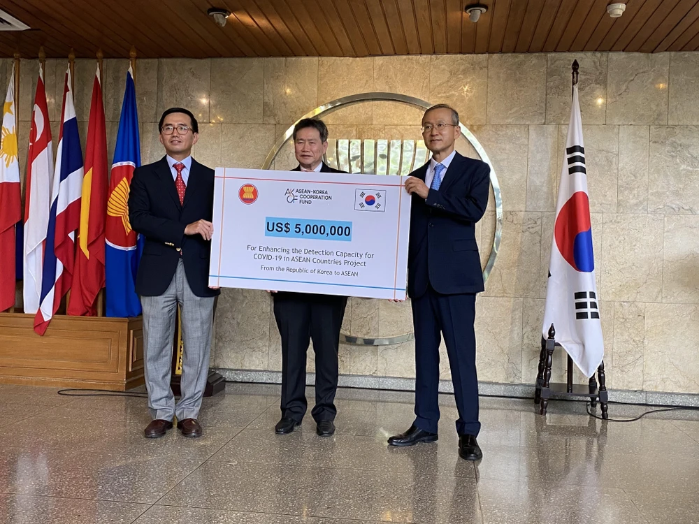Đại sứ Lim Sungnam, Trưởng Phái đoàn Thường trực Hàn Quốc tại ASEAN, trao tượng trưng các trang thiết bị xét nghiệm có tổng trị giá 5 triệu USD cho Tổng Thư ký ASEAN Lim Jock Hoi và đại diện nước Chủ tịch ASEAN năm 2020. (Ảnh: Hữu Chiến/TTXVN)