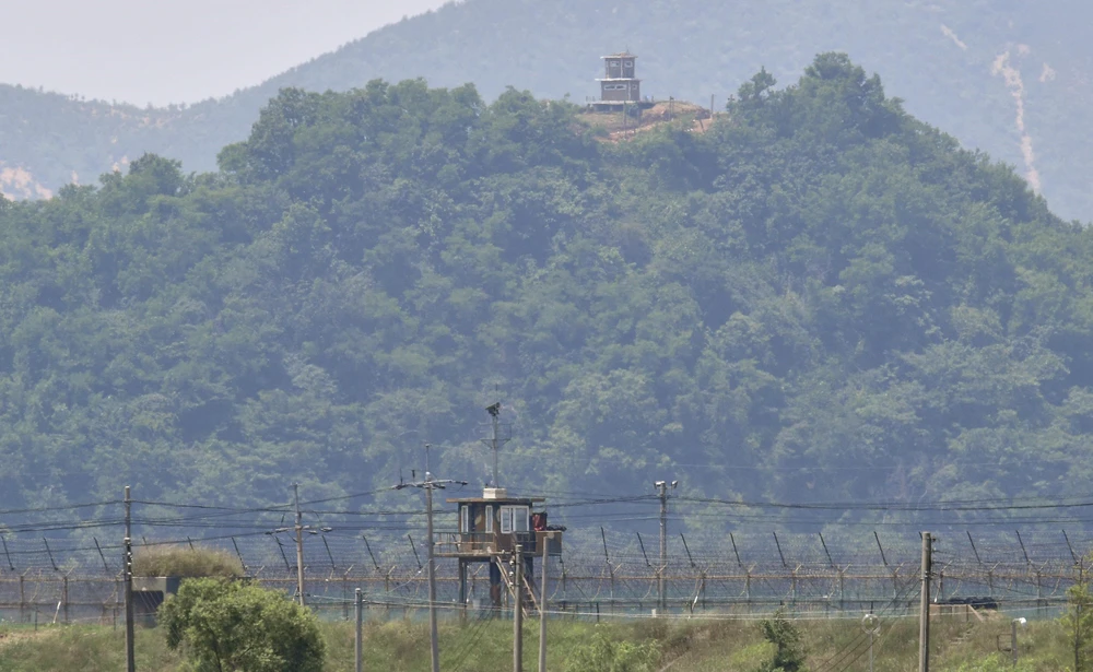 Trạm gác của Triều Tiên (phía trên) nhìn từ thành phố biên giới Paju (Hàn Quốc) ngày 16/6. (Ảnh: AFP/TTXVN)
