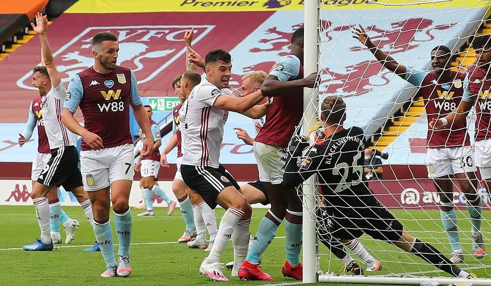 Thủ thành Orjan Nyland ôm bóng qua vạch nhưng goal-line mắc lỗi chưa từng có. (Nguồn: Getty Images)