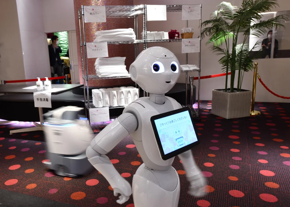 Robot hỗ trợ nhân viên y tế phục vụ bệnh nhân mắc COVID-19 tại Tokyo, Nhật Bản. (Ảnh: AFP/TTXVN)