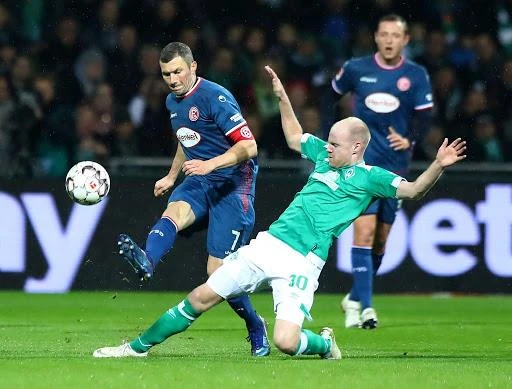 Fortuna Düsseldorf và Werder Bremen sẽ phải cạnh tranh tấm vé đá play-off tranh suất trụ hạng.